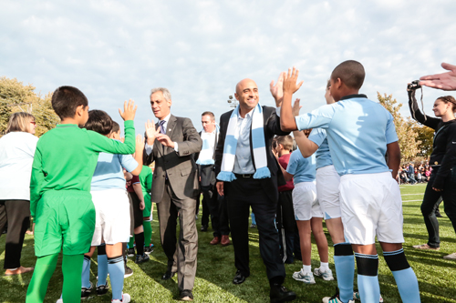 chicago mayor high fives kids