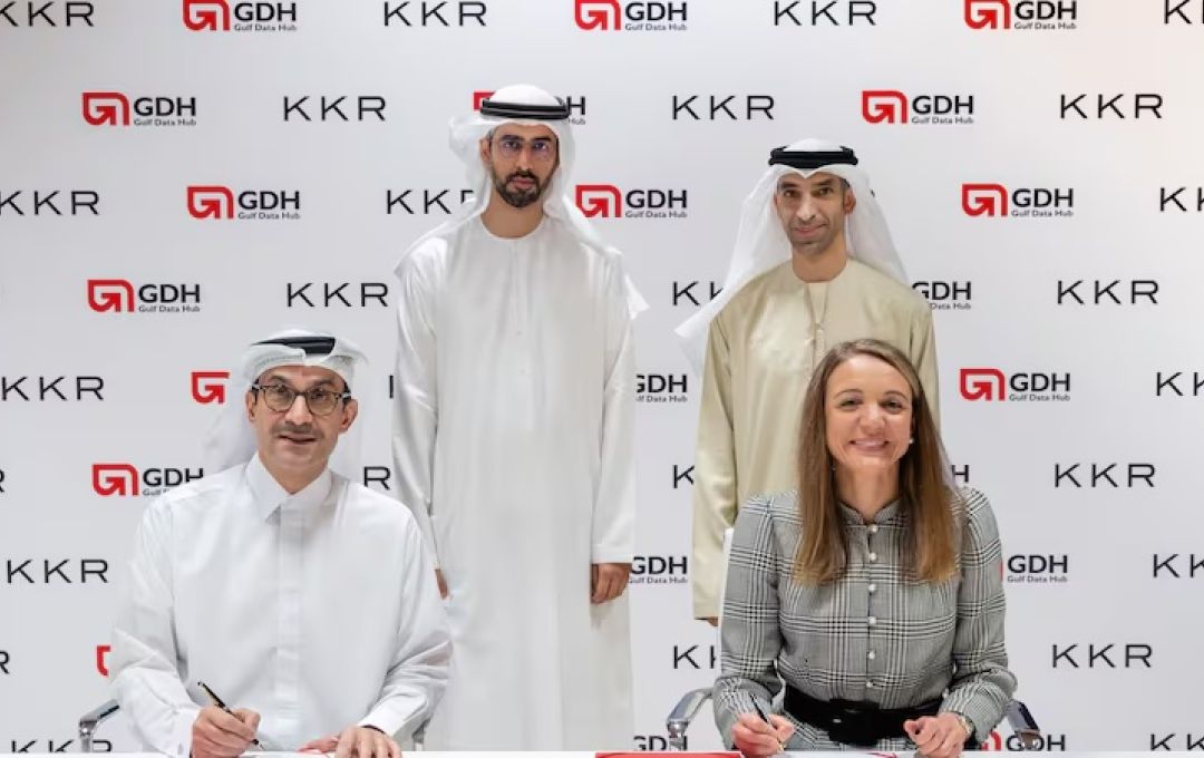 Omar Al Olama, Minister of State for AI, Digital Economy and Remote Work Applications, and Dr Thani Al Zeyoudi, Minister of State for Foreign Trade, witness the signing of the agreement by Tarek Al Ashram, chief executive of Gulf Data Hub, and Tara Davies, co-head of KKR Europe, Middle East and Africa. Photo: KKR / GDH